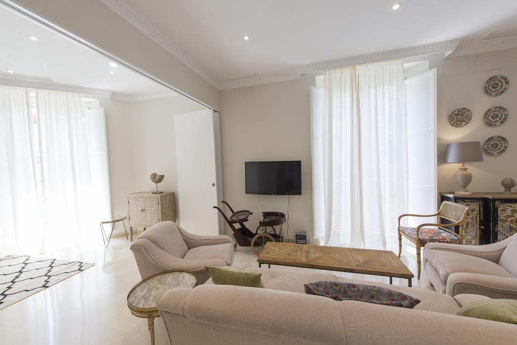 Apartamento Living By Cathedral เซบีญา ภายนอก รูปภาพ