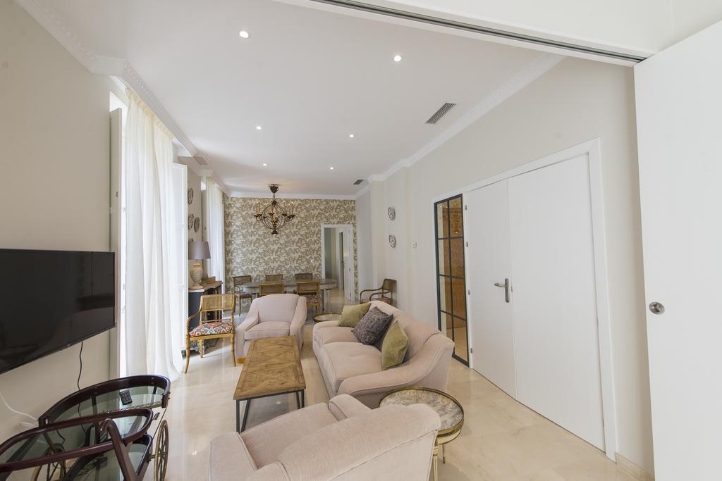 Apartamento Living By Cathedral เซบีญา ภายนอก รูปภาพ