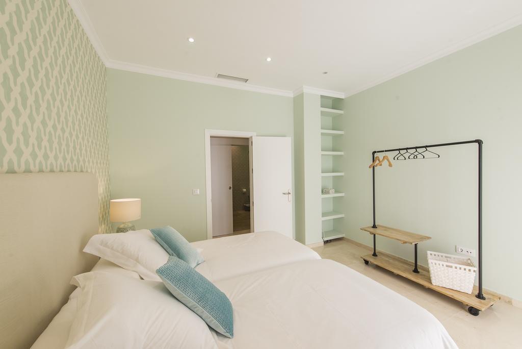 Apartamento Living By Cathedral เซบีญา ภายนอก รูปภาพ