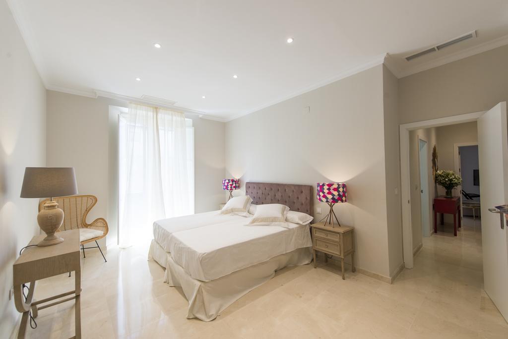 Apartamento Living By Cathedral เซบีญา ภายนอก รูปภาพ