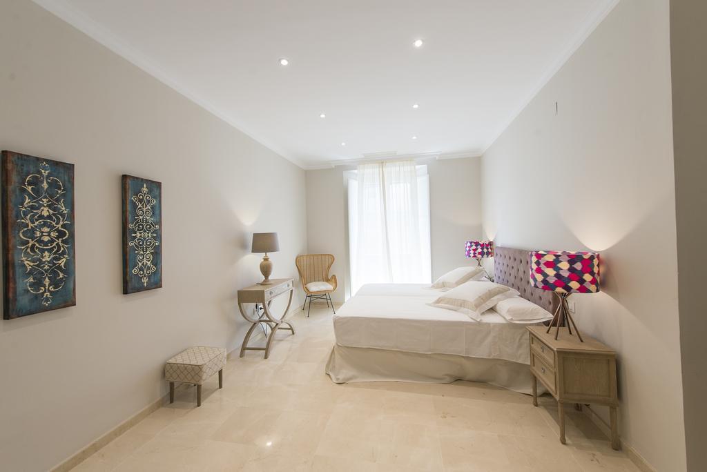 Apartamento Living By Cathedral เซบีญา ภายนอก รูปภาพ