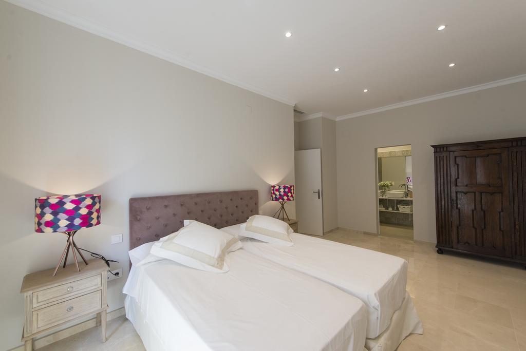 Apartamento Living By Cathedral เซบีญา ภายนอก รูปภาพ