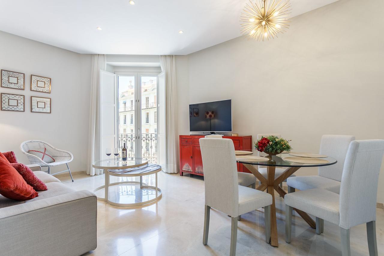 Apartamento Living By Cathedral เซบีญา ภายนอก รูปภาพ